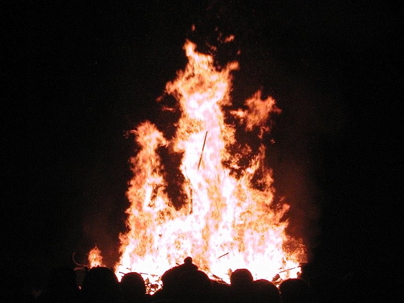 Lerwick Up Helly Aa 2006, the Jarl's Longship is alight! P1312822.