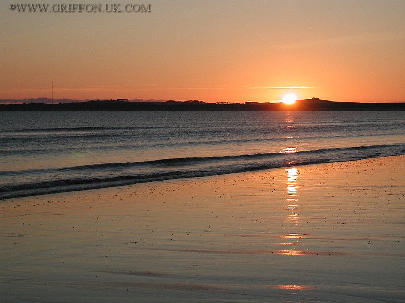 Findhorn Beach Sunrise (800x600), p8260462, Aug 2002.
