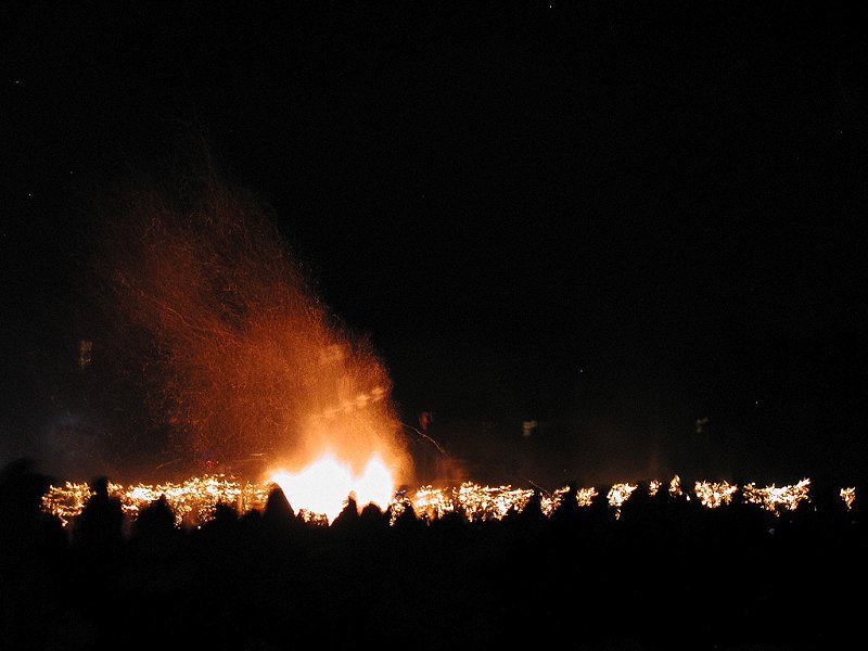 Shetland Up Helly Aa 2005, the Jarl's Longship is alight, P1250602a.
