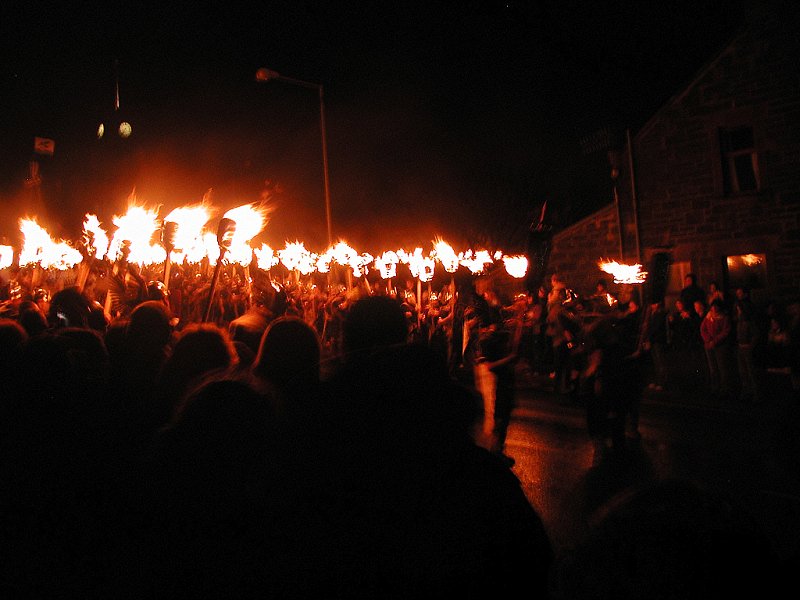 Shetland Up Helly Aa 2005, the head of the procession approaches, P1250606.